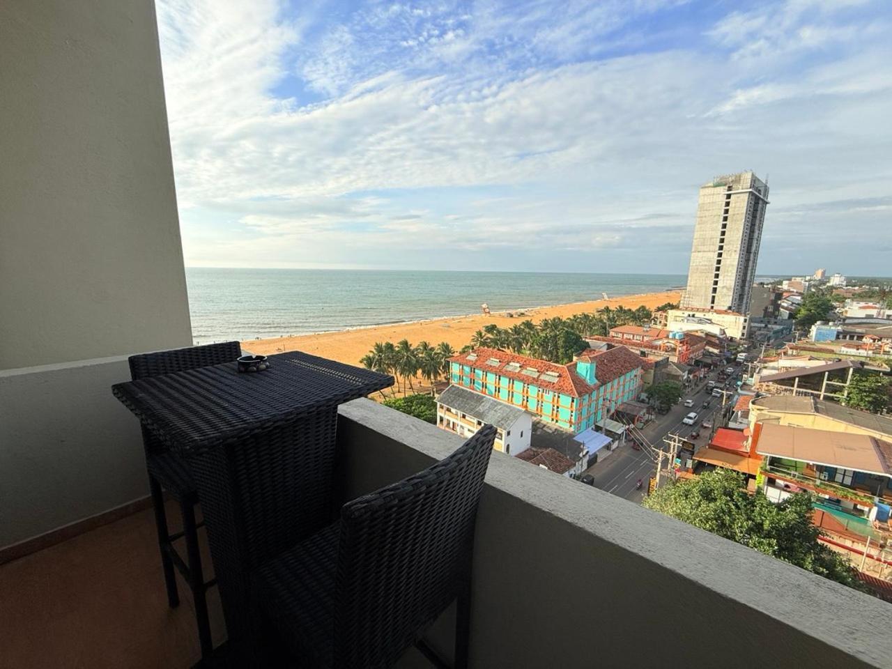 Ocean Breeze Negombo- Tidesend Luxury Beach Apartments Exterior photo