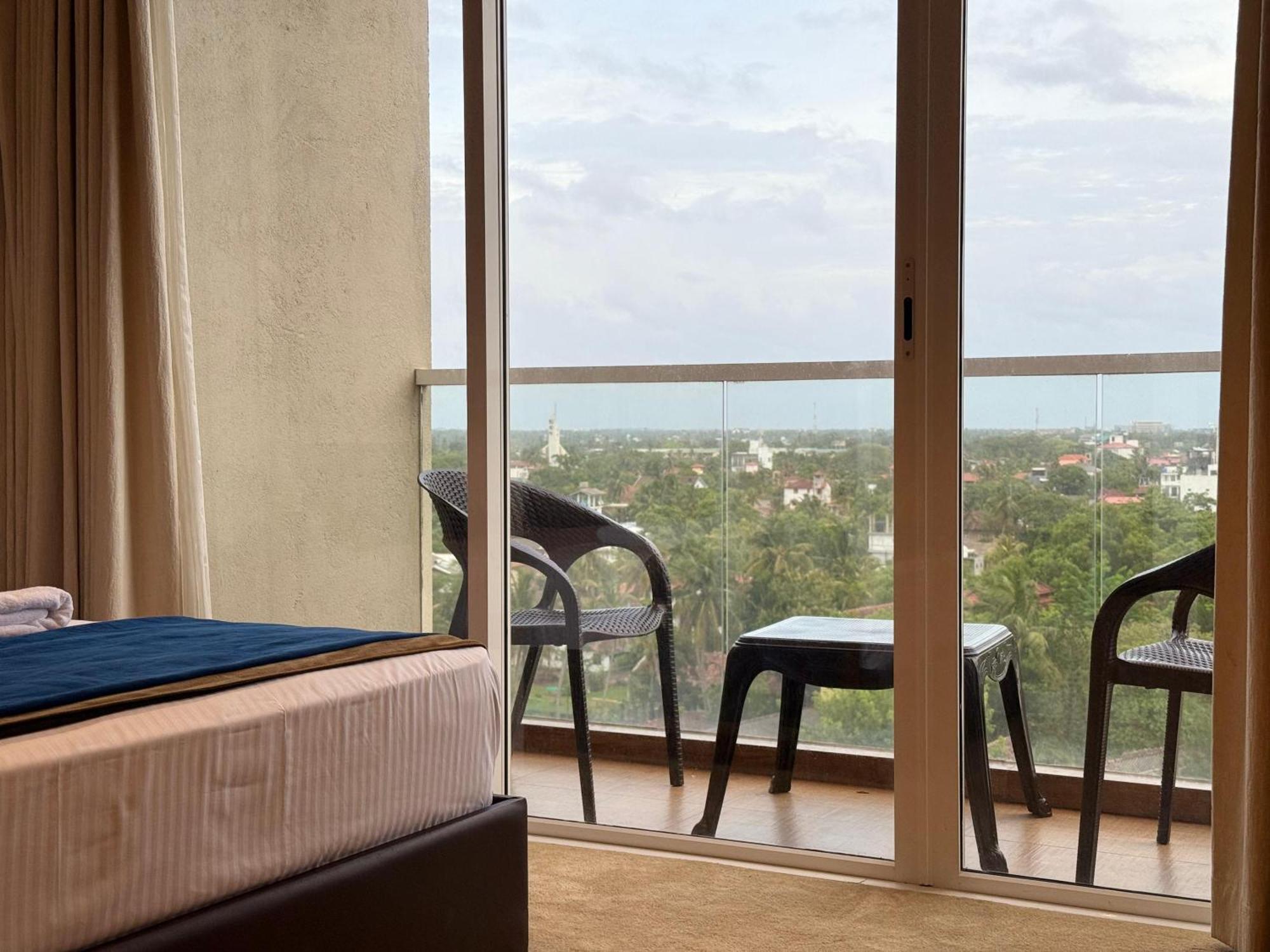 Ocean Breeze Negombo- Tidesend Luxury Beach Apartments Exterior photo